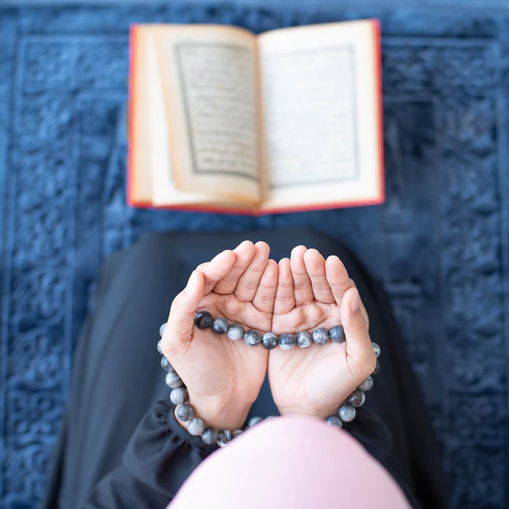 muslim-woman-pray-with-beads-read-quran-2